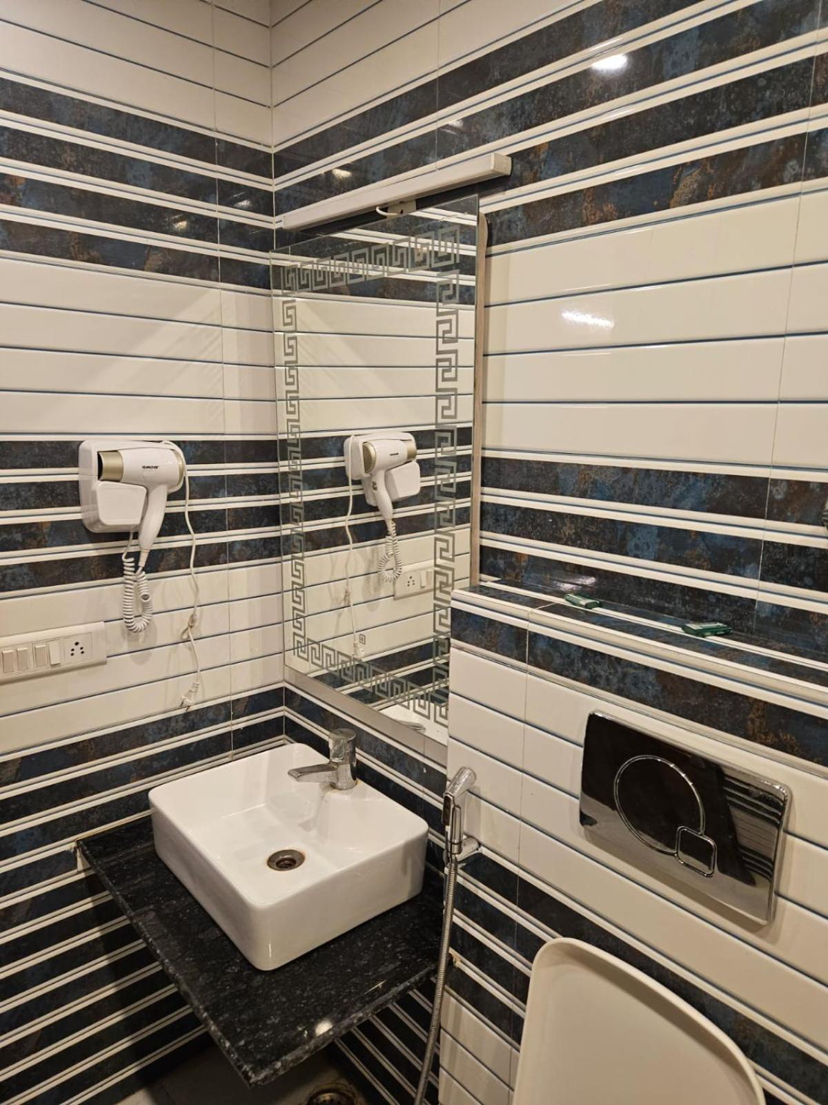 Hotel O Delhi, Near Karol Bagh Main Market And Metro Station New Delhi Extérieur photo